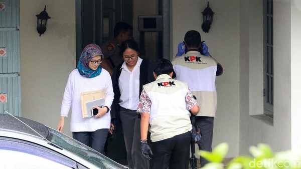 Momen KPK Geledah Ruang Kerja Wahyu Setiawan
