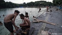 Anak-anak tengah asyik berenang di Danau Sunter.