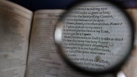 Folio pertama yang diketahui dipublikasikan pada tahun 1623 silam itu berisi 36 naskah drama sang seniman legendaris tersebut.