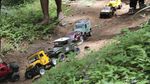 Mobil Remote Control Membelah Hutan Lembang