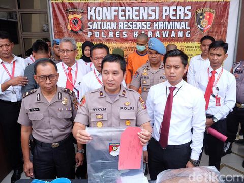 Polisi memperlihatkan barang bukti kasus perampokan yang pelakunya membakar pemuda Karawang.