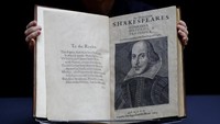 Selanjutnya, salah satu barang antik yang paling dinantikan untuk dilelang adalah folio pertama William Shakespeare.