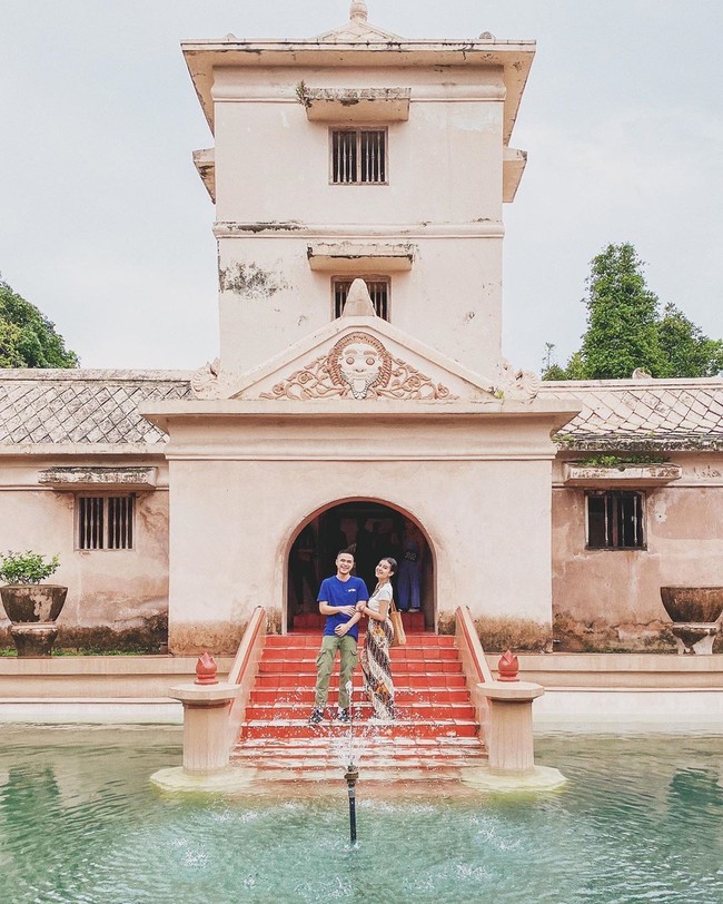 Setelah berani pamer foto kemesraan di feed Instagram, hubungan keduanya pun tampak semakin terbuka. Awkarin dan Sabian bahkan berlibur ke Jogjakarta. Inilah momen saat Awkarin dan Sabian berada di Taman Sari, Jogjakarta. (Foto: dok. Instagram @awkarin)