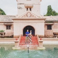 Setelah berani pamer foto kemesraan di feed Instagram, hubungan keduanya pun tampak semakin terbuka. Awkarin dan Sabian bahkan berlibur ke Jogjakarta. Inilah momen saat Awkarin dan Sabian berada di Taman Sari, Jogjakarta. (Foto: dok. Instagram @awkarin)