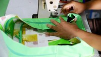 Usai dibersihkan, limbah plastik tersebut akan dipotong sesuai dengan pola yang telah disiapkan dan dijahit menjadi berbagai produk, salah satunya adalah tas.