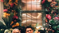 Punya hubungan yang dekat dengan sang ibu, Marcell ajak sang istri untuk makan malam bersama ibunya. Foto: Instagram @marcelldarwin