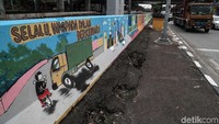 Mural berbagai gambar dan warna tersebut salah satunya berisi imbauan agar warga berhati-hati dalam berkendara.