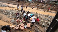 Sejumlah warga mengambil bantuan logistik yang dijaruhkan melalui helikopter di Kampung Muhara, Lebak Gedong, Lebak, Banten, Senin (6/1/2020). Sampai hari keenam pasca banjir bandang dan longsor sejumlah akses jalan dan jembatan di lokasi itu masih belum dapat dilalui sehingga bantuan logistik disalurkan lewat udara. ANTARA FOTO/Weli Ayu Rejeki.