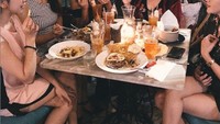 Dara Arafah kompak dengan temannya sambil berpose candid sambil menyuapkan makanan ke mulutnya. Foto: Instagram @daraarafah