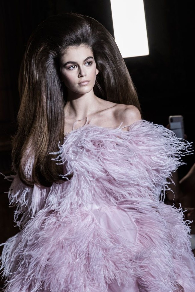 Baru berusia 18 tahun, Kaia Gerber menjelma menjadi mirip sang ibu, Cindy Crawford di usia muda saat tampil di fashion show Valentino Haute Couture Fall Winter 2018/2019. Foto: Getty Images