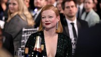 Sarah Snook harus sedikit kecewa usai gagal membawa pulang piala dan kalah dari Regina King. Ari Perilstein/Getty Images for Niche lmport Co.