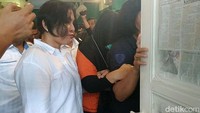Zuraida Hanum, tersangka otak pembunuhan hakim PN Medan Jamaluddin yang juga merupakan sang istri, menjalani rekonstruksi. Zuraida kerap menutupi wajahnya selama menjalani rekonstruksi. 