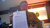 Perwakilan Tim Advokasi Korban Banjir DKI Jakarta 2020 Diarson Lubis menunjukkan surat gugatan class action terkait banjir Jakarta saat mendaftarkan perkara di Pengadilan Negeri Jakarta Pusat, Senin (13/1/2020). 
