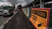 Beragam mural yang menghiasi dinding jalan di kawasan Ancol tersebut kebanyakan mengandung kritik sosial dan imbauan bagi masyarakat.