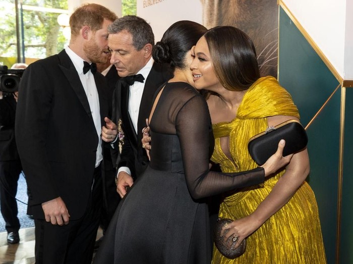 Pangeran Harry, Meghan Markle dan CEO Disney Bob Iger LONDON, ENGLAND - JULY 14: Prince Harry, Duke of Sussex and Meghan, Duchess of Sussex greet Disney CEO Robert Iger US singer-songwriter Beyoncé at the European Premiere of Disneys