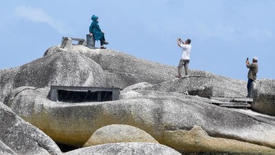 Foto: Santai Sejenak di Tumpukan Batu Granit Alif Stone Park