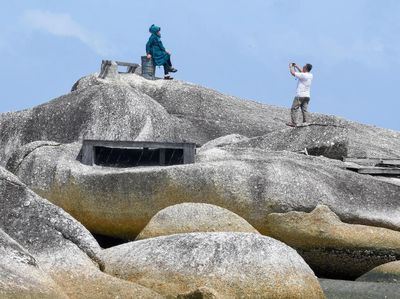 Foto: Santai Sejenak di Tumpukan Batu Granit Alif Stone Park
