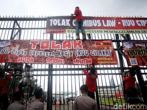 Tolak Omnibus Law, Massa Buruh Demo di Depan DPR Siang Ini