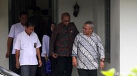 Ketua KPU, Arief Budiman, menyatakan pihaknya siap bekerja sama dan kooperatif selama proses hukum berjalan.