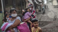 Erupsi Gunung Taal yang menghasilkan abu vulkanik tersebut diketahui menyebabkan puluhan ribu warga di kawasan Filipina mengungsi.