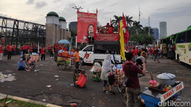 Dijanjikan Ikut Pembahasan Omnibus Law, Massa Buruh di DPR Bubarkan Diri