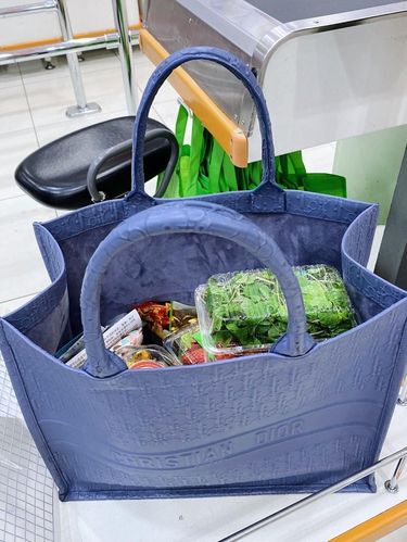 Kantong Plastik Dilarang, Aktris Singapura Belanja Pakai Tas Rp 68 Juta