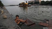 Alat berat juga terlihat melakukan pengerukan agar kondisi danau tetap stabil dan nyaman bagi warga.