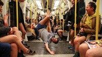 Hari Tanpa Celana di Kereta yang dirayakan setiap tahun ini selalu sukses menarik perhatian masyarakat untuk ikut serta beraktivitas di dalam kereta tanpa mengenakan celana. Getty Images/Hollie Adams.