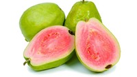 Jambu biji juga tergolong tinggi serat. Bahkan dalam setiap cup (165 gram) jambu biji terkandung 9 gram serat. Selain dimakan langsung, jambu biji yang sudah matang bisa untuk bikin saus, selai, hingga bahan cake. Foto: iStock