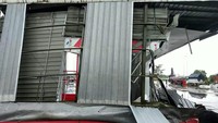 Pihaknya memastikan tak ada korban jiwa dalam kejadian tersebut. Pengelola langsung membenahi sejumlah kerusakan akibat terjangan angin kencang.