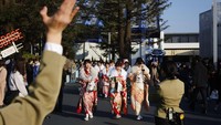 Di Jepang, seseorang dapat dikatakan sebagai orang dewasa jika telah mencapai usia 20 tahun. Karena di usia tersebut para remaja tersebut telah dianggap sebagai orang dewasa menurut hukum sehingga mereka pun sudah dapat mengikuti pemilihan umum maupun mengonsumsi minuman beralkohol. AP Photo/Jae C. Hong.