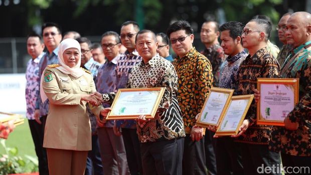 Gubernur Khofifah beri penghargaan/