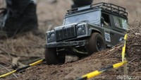Mobil-mobil offroad versi kecil itu dengan gahar melahap tiap lekukan trek basah di antara hutan pinus di Bandung Utara. Tak jarang ada mobil yang terjungkal saat country road (CR) dilakukan karena harus melaju di turunan terjal yang terbentuk alami oleh alam. Foto: Yudha Maulana/detikcom