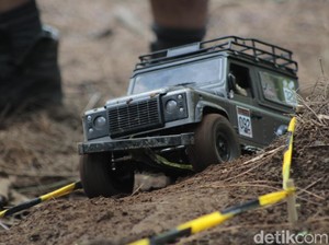 Mobil Remote Control Menerabas Hutan Lembang