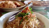 Versi kuah bening soto seger Mbok Giyem sudah terkenal. Termasuk soto sapi yang disiram kaldu panas dan disajikan hangat ini. Foto: Instagram @ratwulan1001