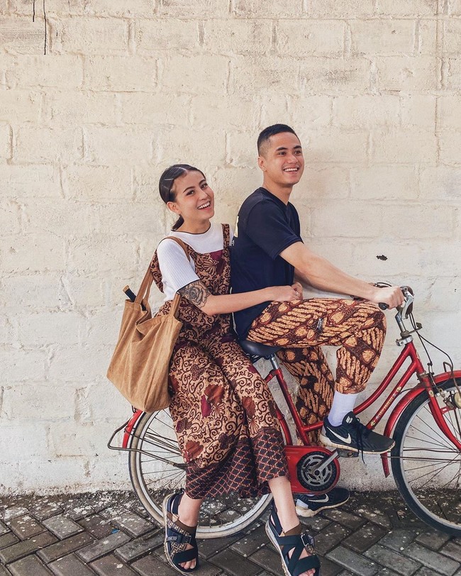 Masih di momen liburan di Jogja, keduanya kompak menggunakan batik. Sabian dan Karin pun mencicipi makanan lesehan di kota pelajar tersebut. (Foto: dok. Instagram @awkarin)