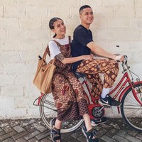 Masih di momen liburan di Jogja, keduanya kompak menggunakan batik. Sabian dan Karin pun mencicipi makanan lesehan di kota pelajar tersebut. (Foto: dok. Instagram @awkarin)