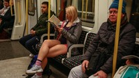 Seorang warga ikut serta merayakan Hari Tanpa Celana di Kereta di salah satu kereta bawah tanah di Kota London, Inggris. Getty Images/Hollie Adams.