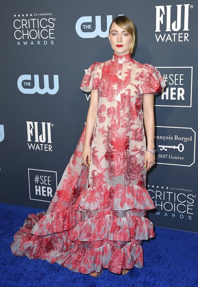 Saoirse Ronan membawa aura bohemian dengan gaun merah bernuansa gypsy dari Erdem. (Foto: Jordan Strauss/Invision/AP)