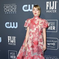 Saoirse Ronan membawa aura bohemian dengan gaun merah bernuansa gypsy dari Erdem. (Foto: Jordan Strauss/Invision/AP)