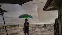 Sejumlah warga yang tinggal di dekat gunung itu pun dievakuasi ke tempat yang lebih aman. Meski begitu, masih ada sejumlah warga yang masih bertahan di rumah untuk mempertimbangkan melarikan diri atau tidak.