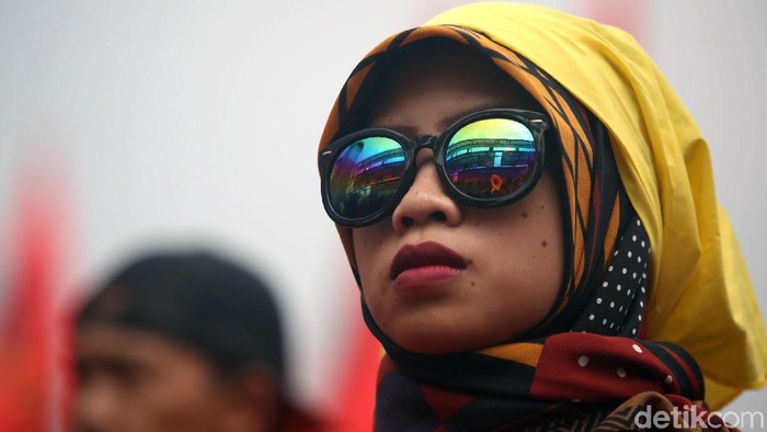 Massa buruh yang tergabung dalam KASBI menggelar aksi unjuk rasa di depan gedung DPR. Aksi itu dilakukan untuk menolak Omnibus Law-RUU Cipta Lapangan Kerja.