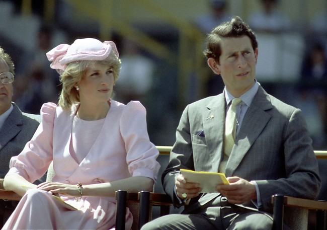 Putri Diana tak lagi menjadi keluarga Kerajaan Inggris setelah cerai dari Pangeran Charles pada 1996. Namun ia masih diizinkan menggunakan titelnya yakni Princess of Wales. Lepas dari Kerajaan, Putri Diana tetap melanjutkan program amalnya yang fokus menangani tunawisma dan pengidap HIV/AIDS. Sampai akhir hayat ia bahkan tetap dijuluki sebagai Peoples Princess. Foto: Patrick Riviere/Getty Images