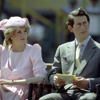 Putri Diana tak lagi menjadi keluarga Kerajaan Inggris setelah cerai dari Pangeran Charles pada 1996. Namun ia masih diizinkan menggunakan titelnya yakni Princess of Wales. Lepas dari Kerajaan, Putri Diana tetap melanjutkan program amalnya yang fokus menangani tunawisma dan pengidap HIV/AIDS. Sampai akhir hayat ia bahkan tetap dijuluki sebagai Peoples Princess. Foto: Patrick Riviere/Getty Images