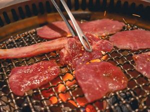 Sore Ini Enaknya Makan Ceker Mercon dan Daging Panggang Korea