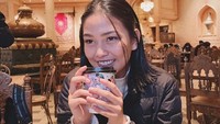 Kalau yang satu ini bukan kopi yang diminum Dara Arafah, melainkan adalah Teh. Sebenernya teh ini gak butuh gula. Hanya butuh teman untuk menghabiskan nya, tulisnya dalam keterangan foto. Foto: Instagram @daraarafah