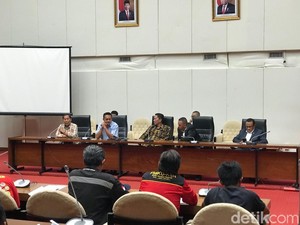 Buruh Demo soal Omnibus Law Cipta Lapangan Kerja, Baleg DPR: Salah Alamat
