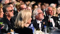Robert De Niro pun terlihat sedikit tegang menantikan Best Actor yang dimenangkan Joaquin Phoenix. Emma McIntyre/Getty Images
