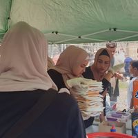 Inspiratif! Relawan Muslim Ini Bagikan Makanan untuk Petugas Damkar Australia