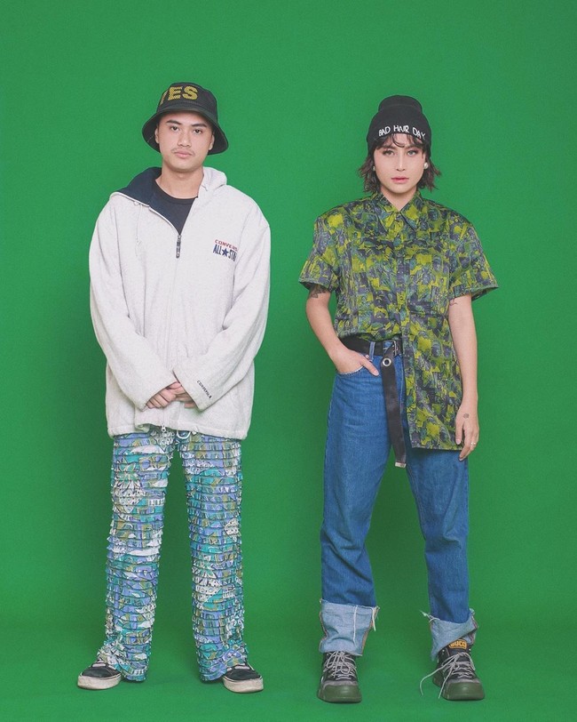 Ini gaya Hypebeast Awkarin dan Sabian di sebuah pemotretan. Pasangan ini tak jarang dinilai mirip oleh netizen. Apakah jodoh? Kita doakan saja untuk kelancaran hubungan Awkarin dan Sabian. (Foto: dok. Instagram @awkarin)
